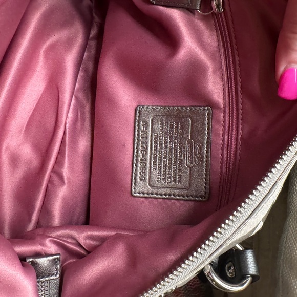 Beautiful Silver with Pink satin Lining Shoulder or Handbag. - Picture 11 of 16